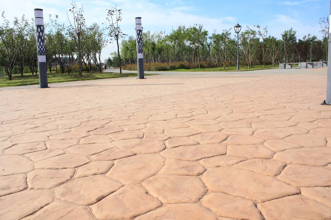 Zona de relax de una institución académica con pavimento de concreto estampado en Lleida.